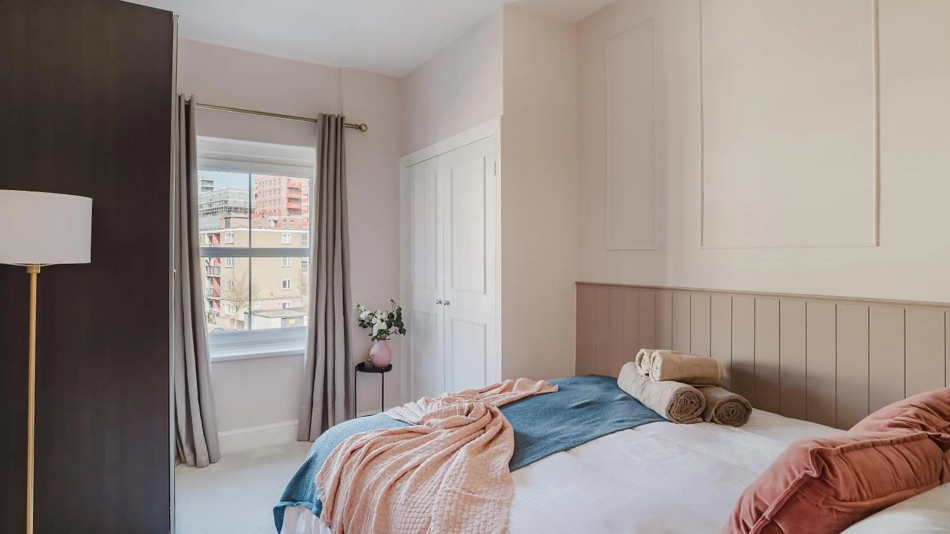 Newly Renovated Stylish Urban Modern 2Bed 1Bath E14 Flat Apartment London